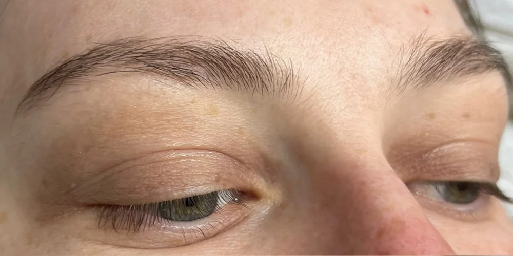 Browlifting — definierte, geformte Brauen — vorher