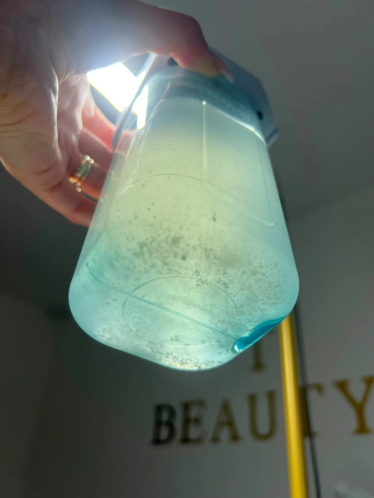 Sichtbare Ausbeute der Aquafacial Tiefenreinigung